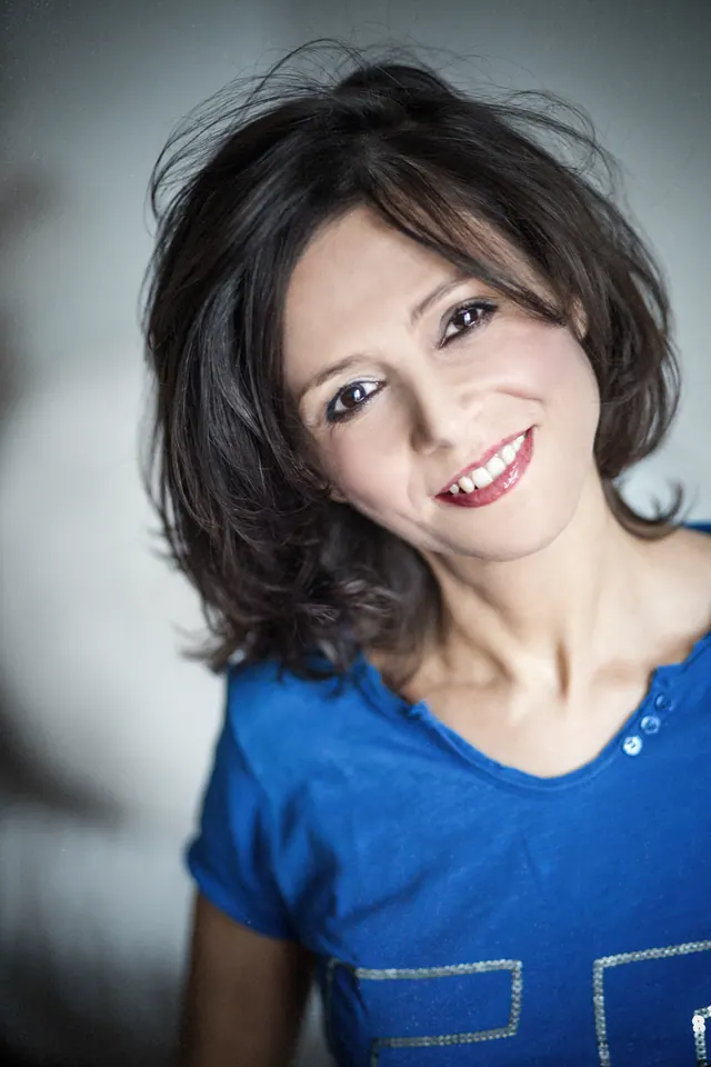 Nadia Battiston souriante en t-shirt bleu, la tête inclinée