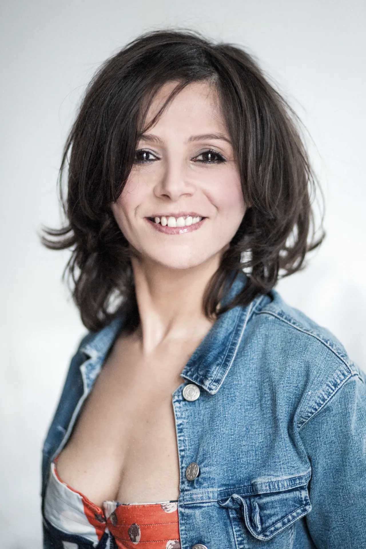 Nadia Battiston souriante, en veste en jean