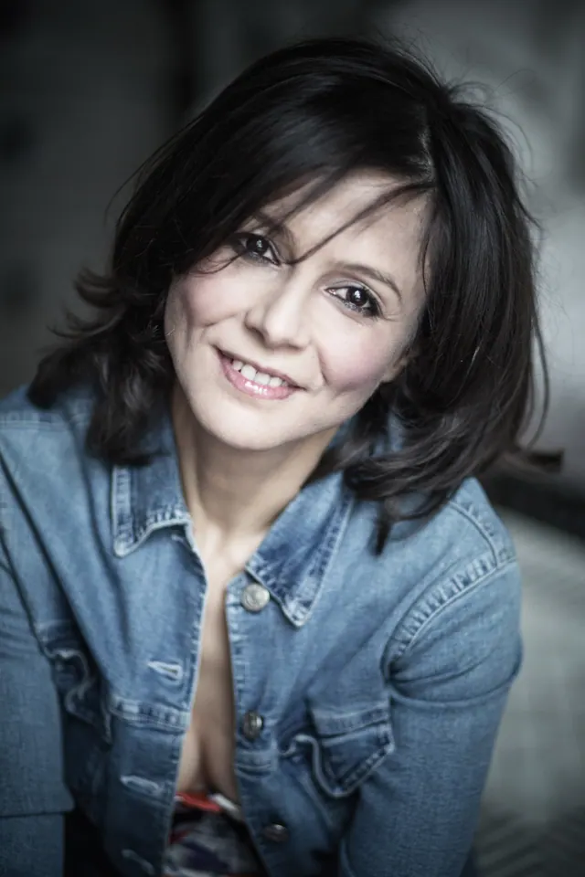 Nadia Battiston en veste en jean, regard complice
