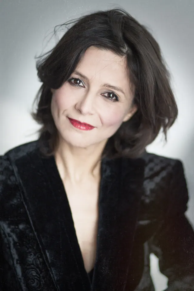 Nadia Battiston en veste de velours noir