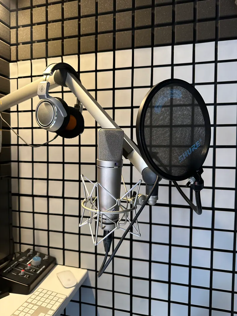 Micro Neumann U87 Ai avec filtre anti-pop et casque dans la cabine